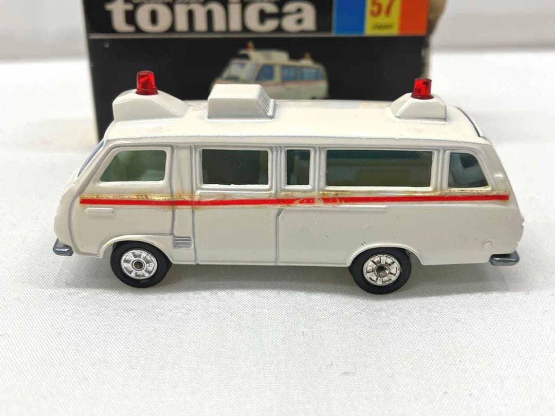 トミカ ハイエース コミューター救急車 ホワイト No.57 黒箱