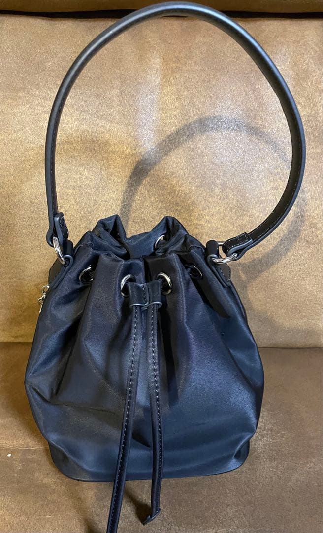 ブラック巾着型ハンドバッグ　uniqute ユニキュート　ナイロン　日本製