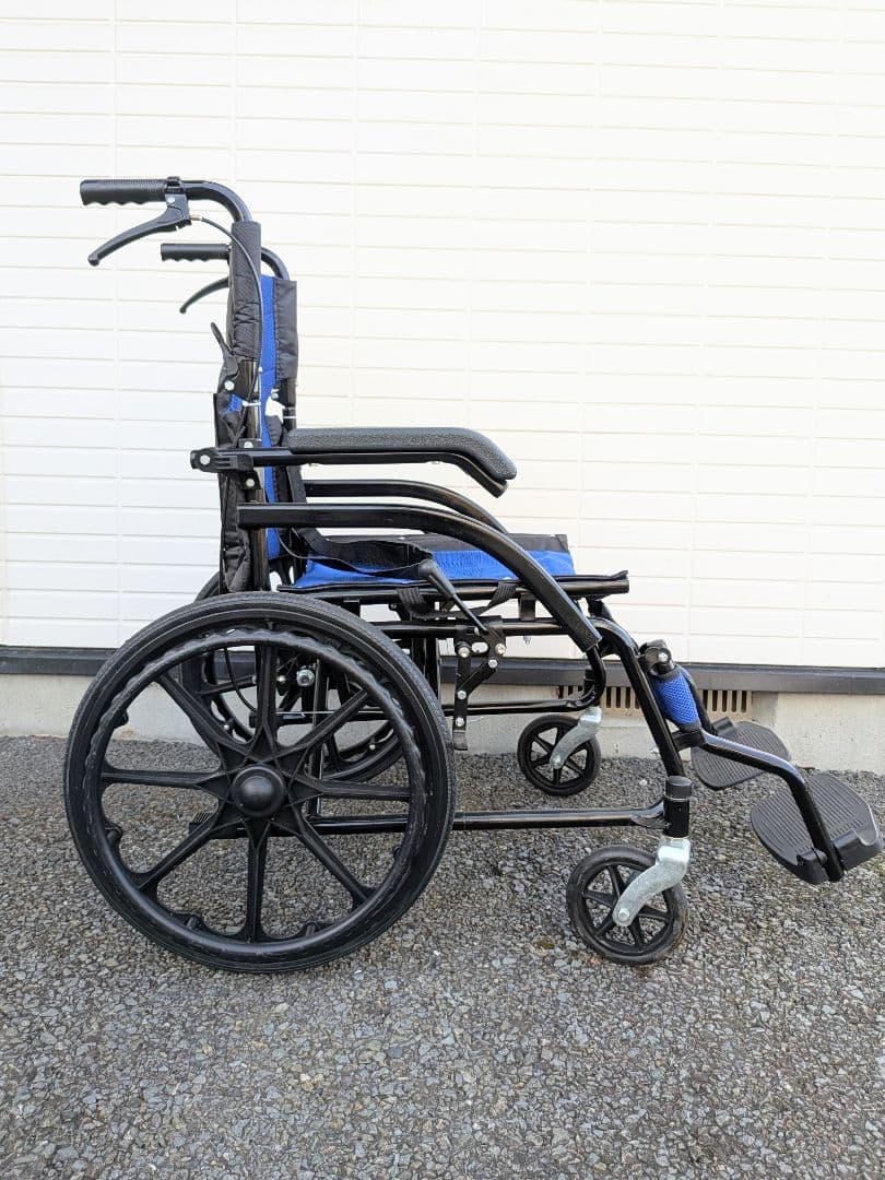 【送料無料】自走式 車椅子 折りたたみ ノーパンクタイヤ 介助ブレーキ
