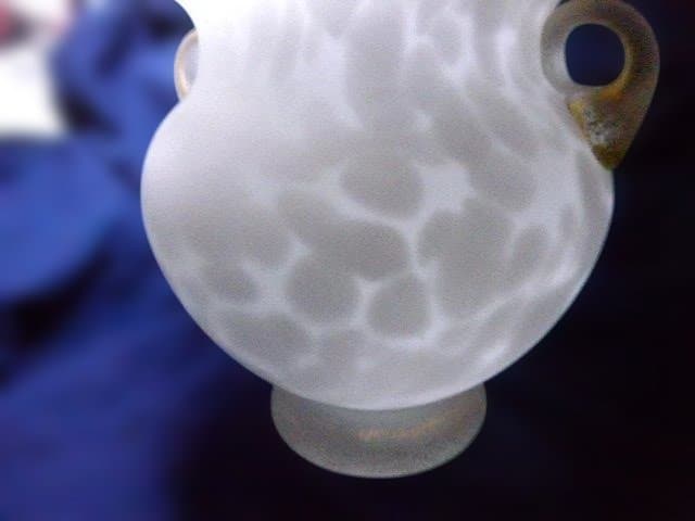 美品　高さ21センチの大きな岩田久利の代表作【雪牡丹】です。 手吹硝子 耳付花瓶