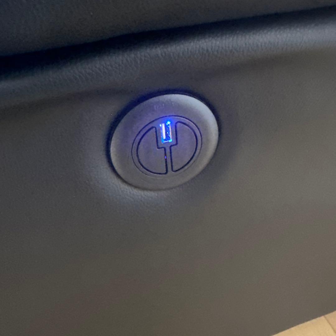 ニトリ　3人掛けテーブル付き電動リクライニングソファ(NビリーバBK)