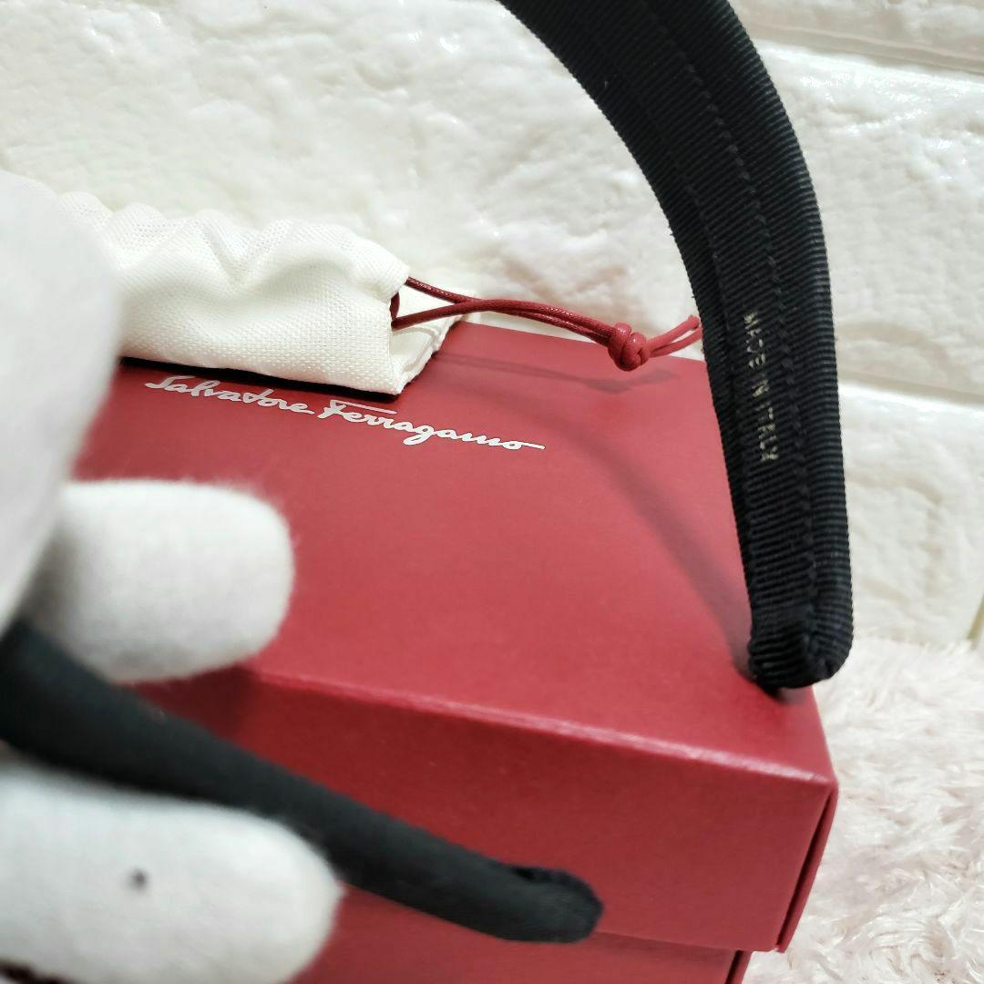 サルヴァトーレフェラガモ クリスタルビジューカチューシャ 美品