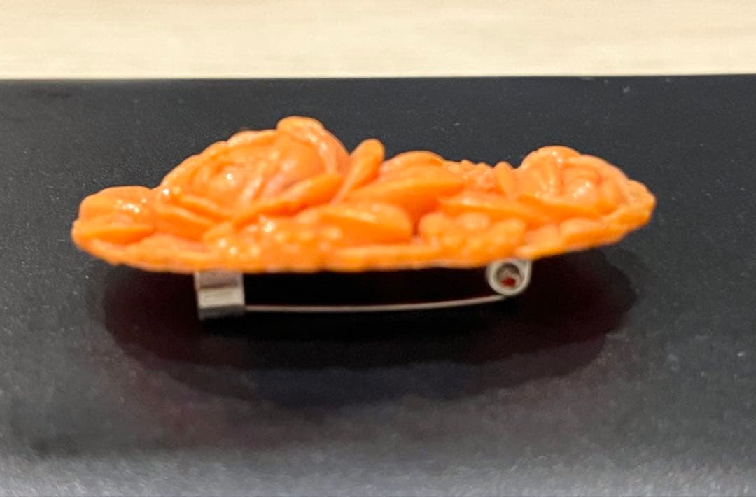 ◆天然珊瑚 サーモンピンク ブローチ バラ花彫刻 アンティーク◆