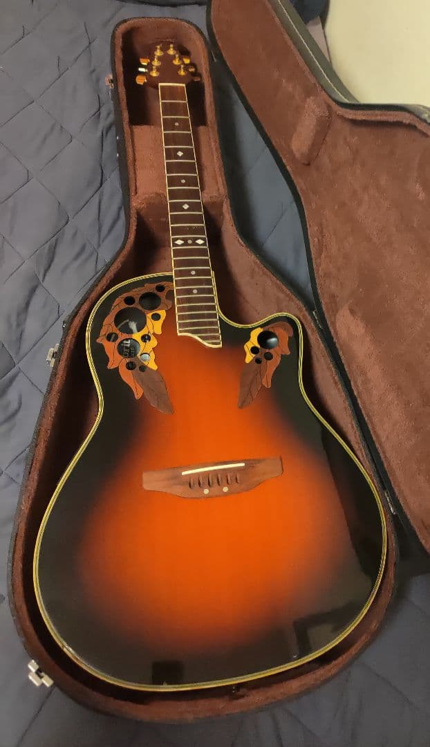 Ovation Celebrity Deluxe ハードケース、ストラップ付き