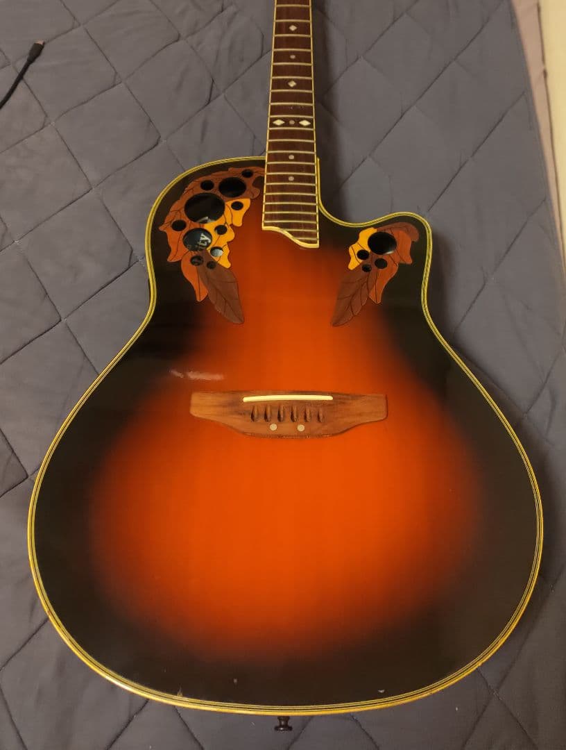 Ovation Celebrity Deluxe ハードケース、ストラップ付き