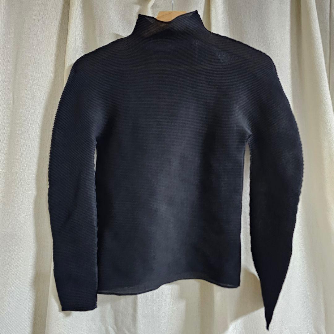 ISSEY MIYAKE me プリーツ　光沢感　ブラック　箔