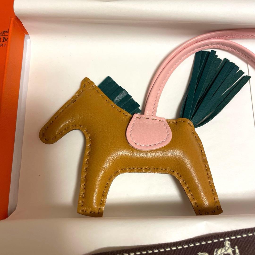 新品未使用美品　HERMES エルメス　ロデオPM　チャーム　レア　ローズサクラ