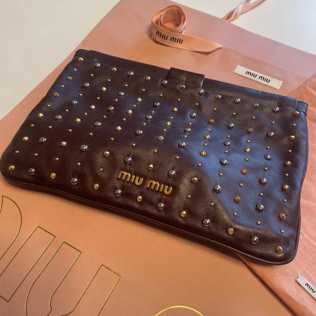 miu miu スタッズ付きクラッチバッグ