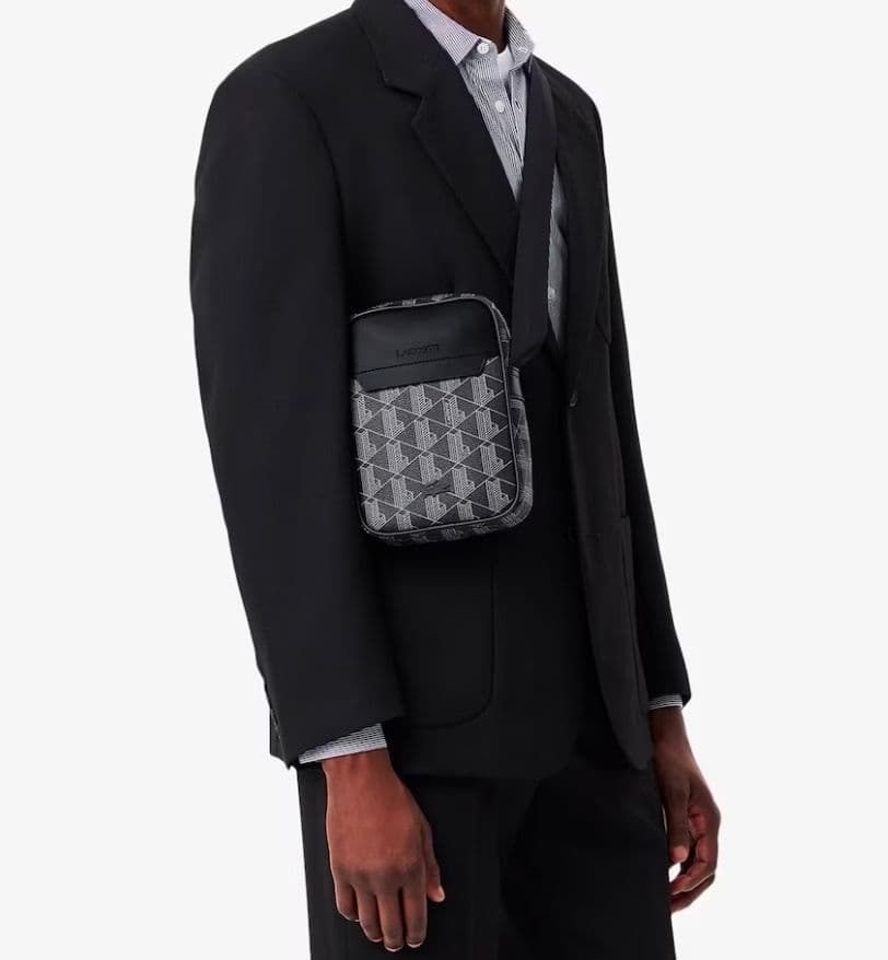 LACOSTE ラコステ ブレンド モノグラムバーティカルショルダーバッグ