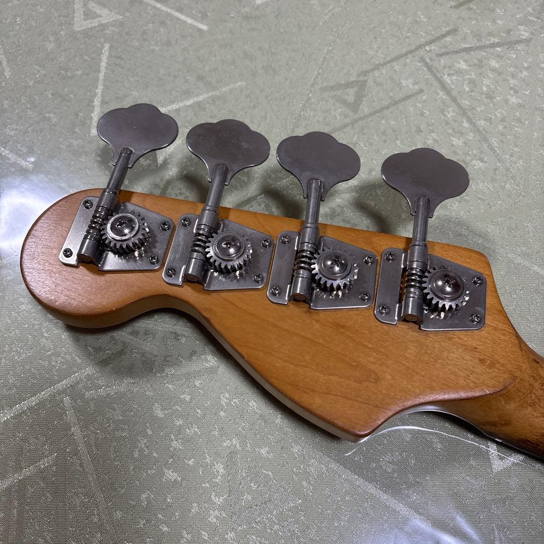 SquierとBUSKER'S プレベ(ネックを外して発送)