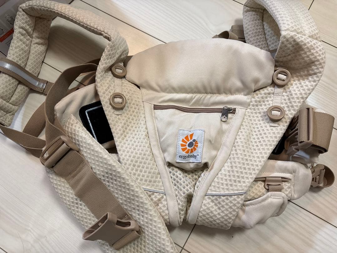 エルゴ　オムニ　ベージュ　ergobaby OMNI breeze 抱っこ紐