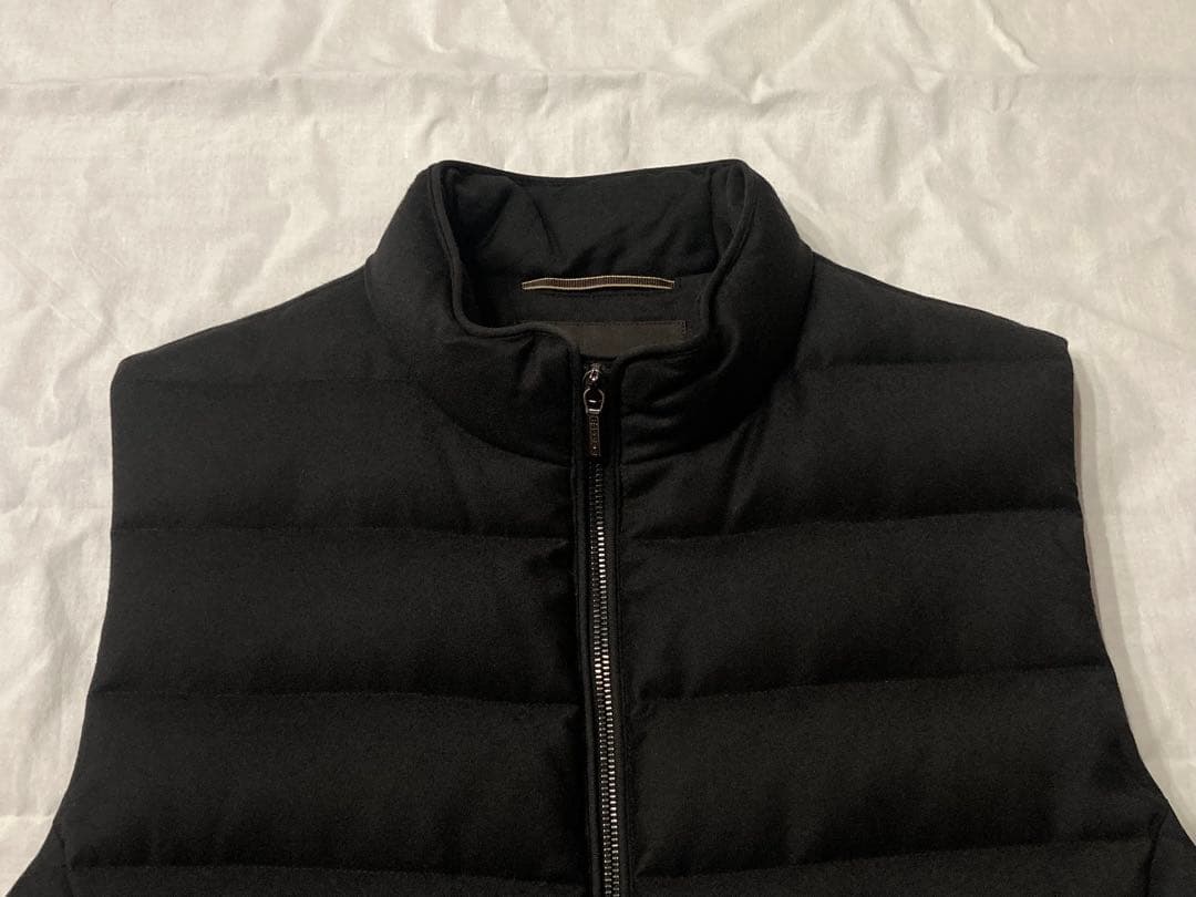 ト*モ様 ほぼ未使用MOORER ダウンベスト 44 黒 OLIVER-L ウー