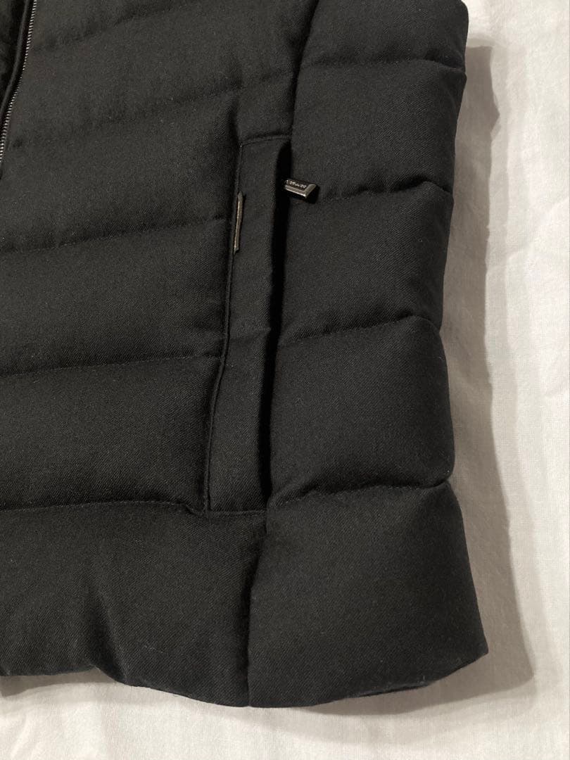 ト*モ様 ほぼ未使用MOORER ダウンベスト 44 黒 OLIVER-L ウー