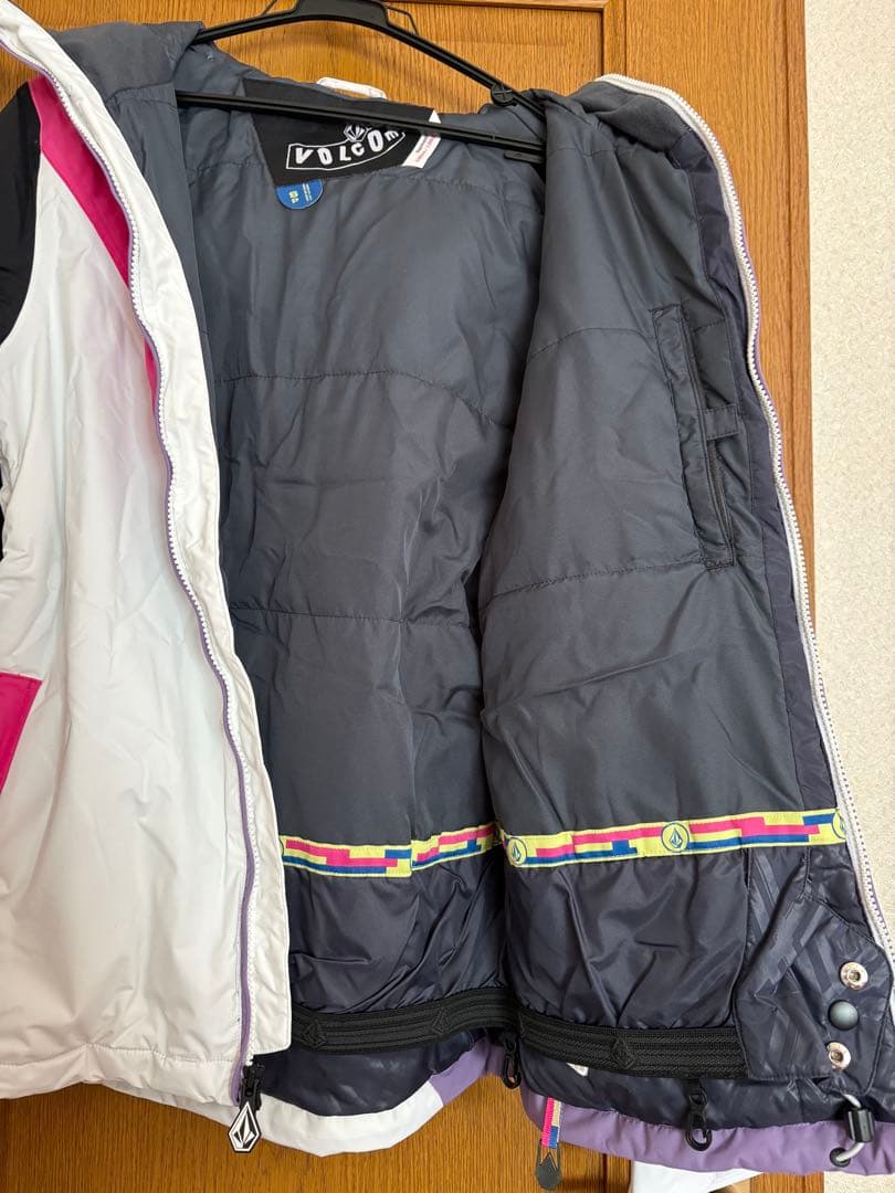 【新品・未使用】VOLCOM スノーボードジャケット Sサイズ（女性用）
