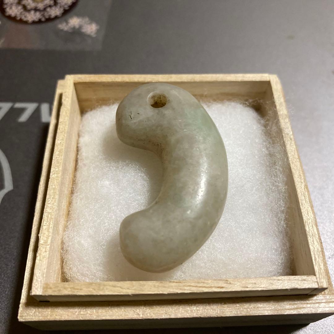 古墳期　宝石質翡翠製《コの字勾玉》— 重厚感と透明感を併せ持つ逸品