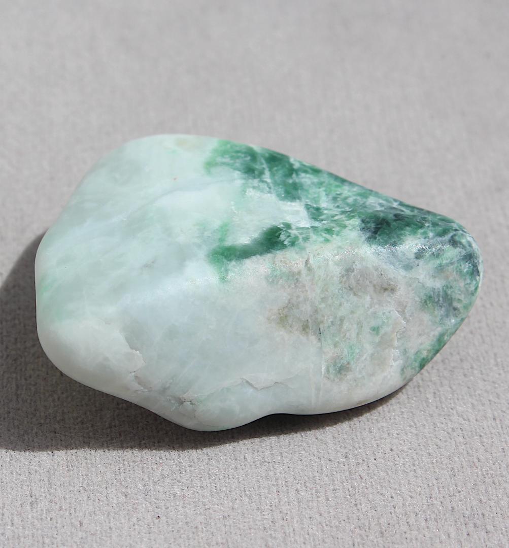 ［コレクション放出品］糸魚川翡翠 原石 26.0g