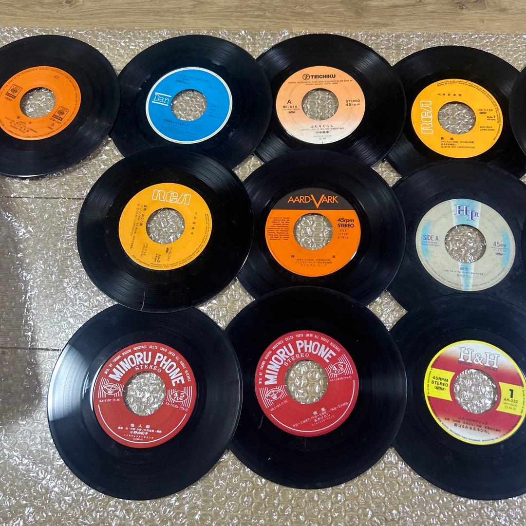 ジュークボックス用の7インチレコードのまとめ売りです。 約75枚あります。