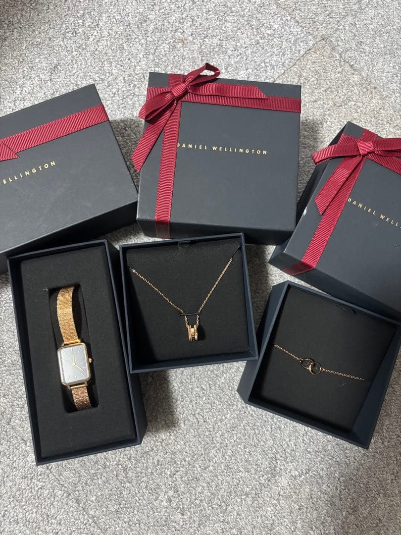 Daniel Wellington ゴールド時計とブレスレット、ネックレスセット