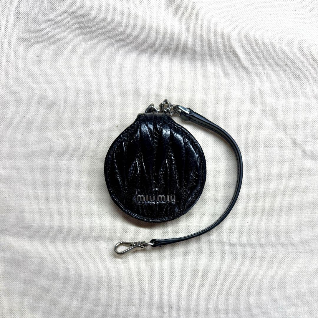 miumiu マテラッセミラーケーストリック　チャーム