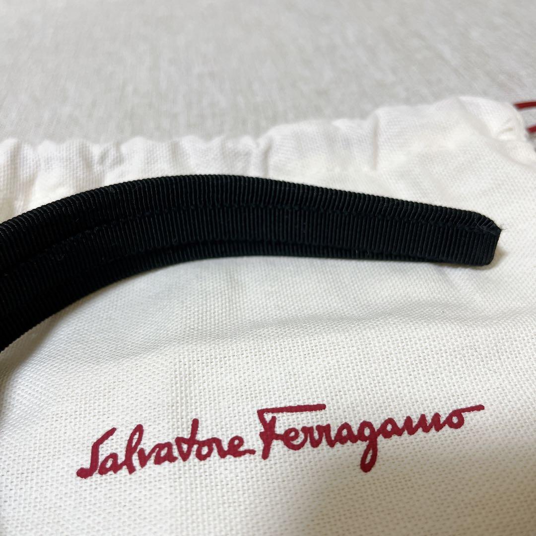 サルヴァトーレフェラガモ ヴァラリボン カチューシャ ビジュ ストーン ブラック