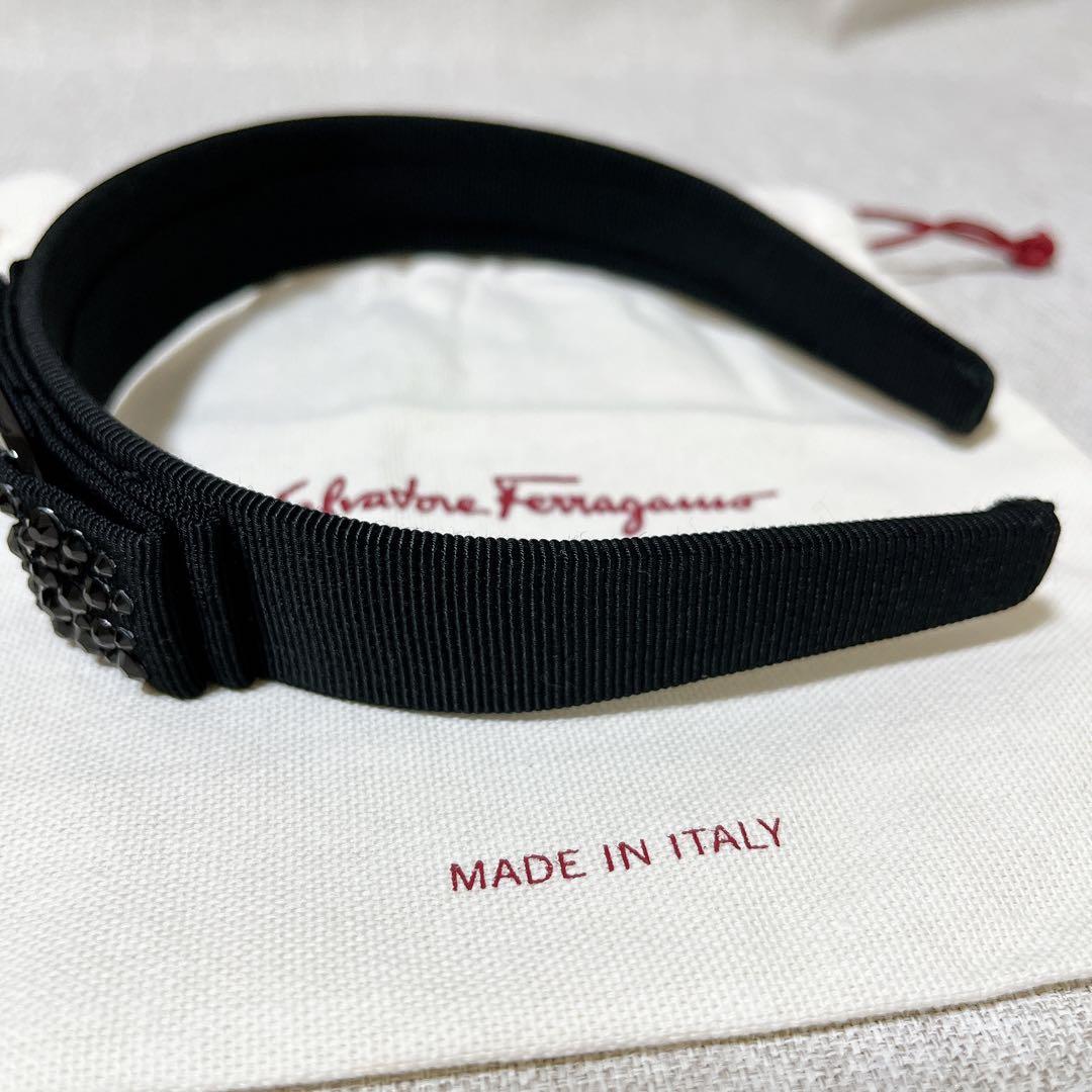 サルヴァトーレフェラガモ ヴァラリボン カチューシャ ビジュ ストーン ブラック