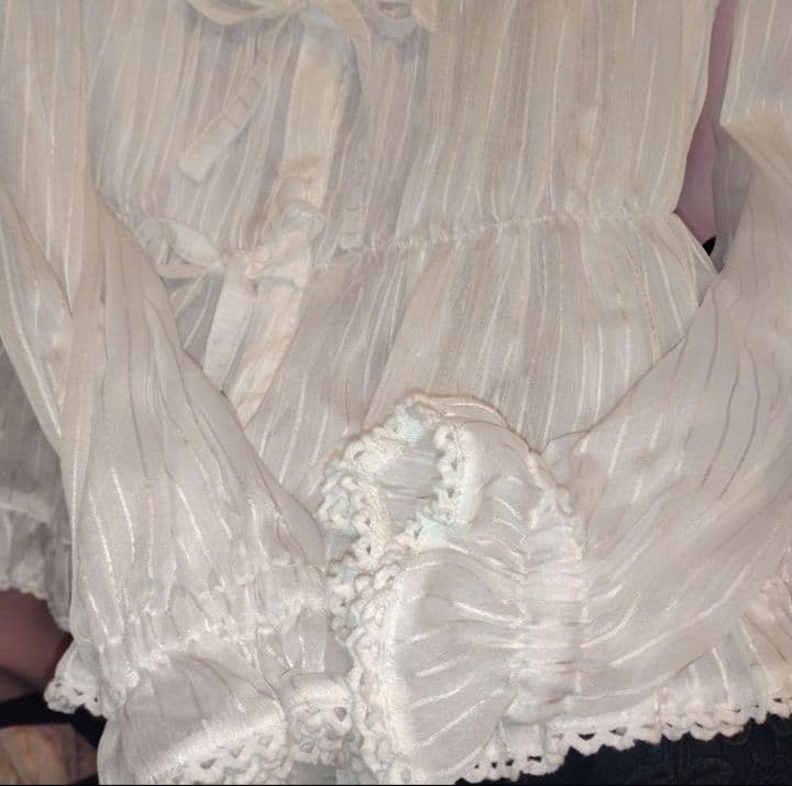 2月末までの出品★最終価格★付属品あり★メタモルフォーゼ　シャーリングブラウス