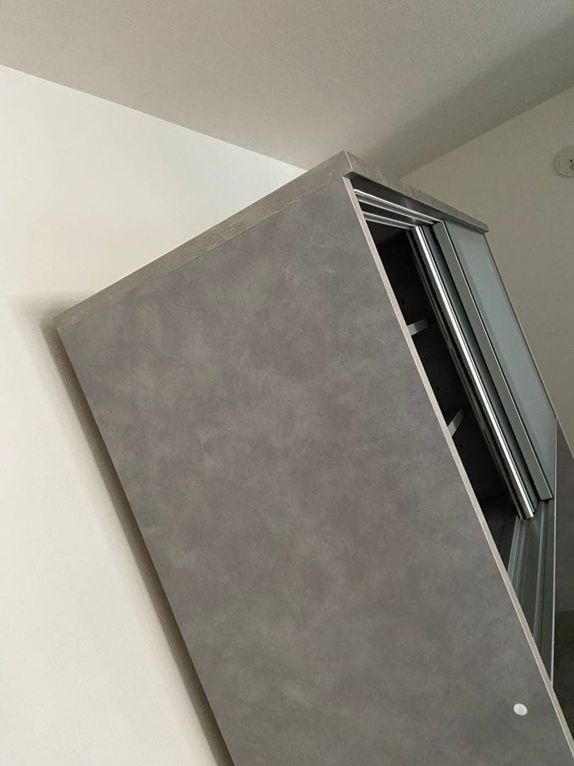 グレーの食器棚 4引き出し 3棚、カップボード、キッチン収納