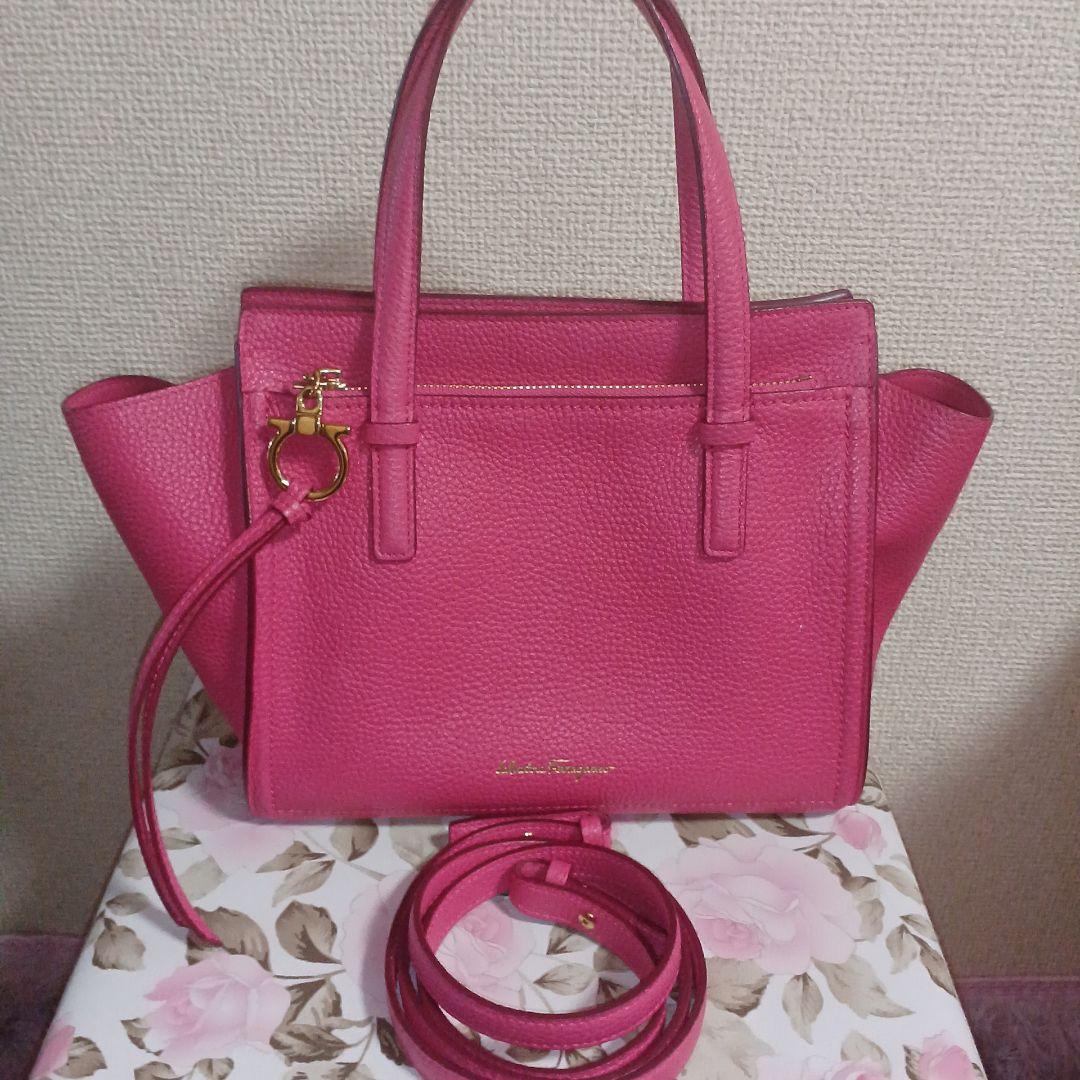 フェラガモ　可愛いピンクバック中古品です。
