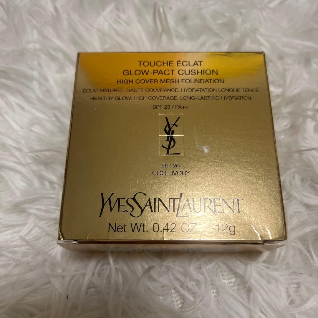 イヴ・サンローラン　ファンデーション　ピンク　BR 20