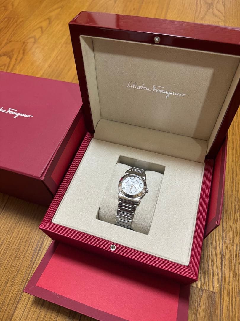 Salvatore Ferragamo 時計 シルバー