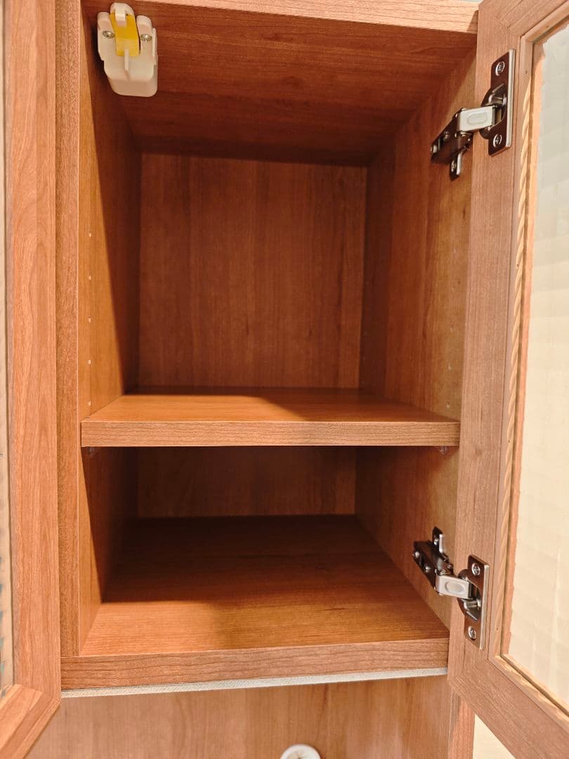 食器棚　木目調キャビネット ガラス扉付き