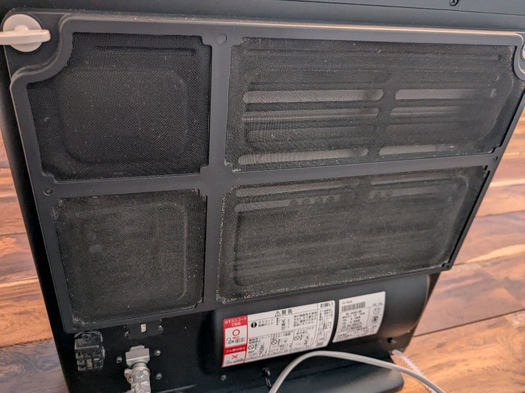 ガスファンヒーター 黒 スリムデザイン