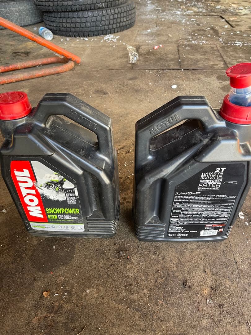 スノーモービル　2ストオイル　MOTUL 新品1本　少し使用1本