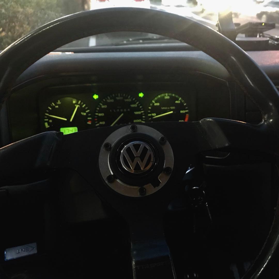 momo製ボスとステアリングホイール 3スポーク