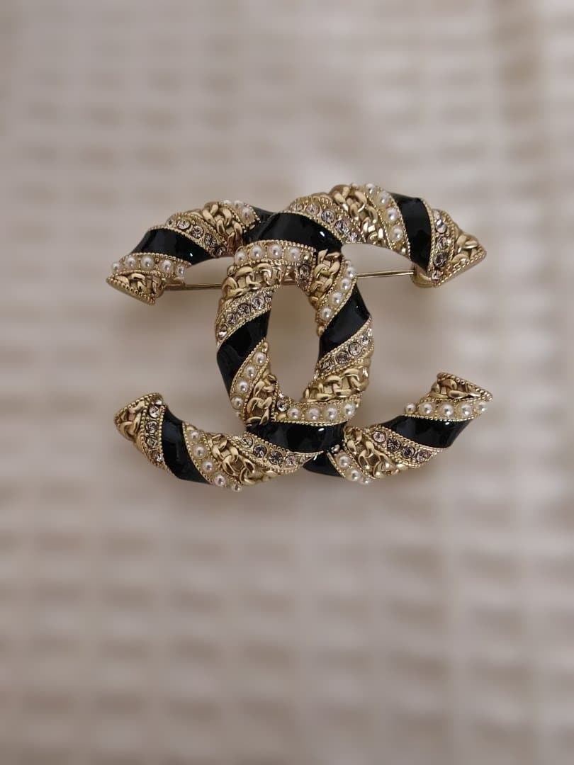 CHANEL ロゴブローチ 金色 黒色