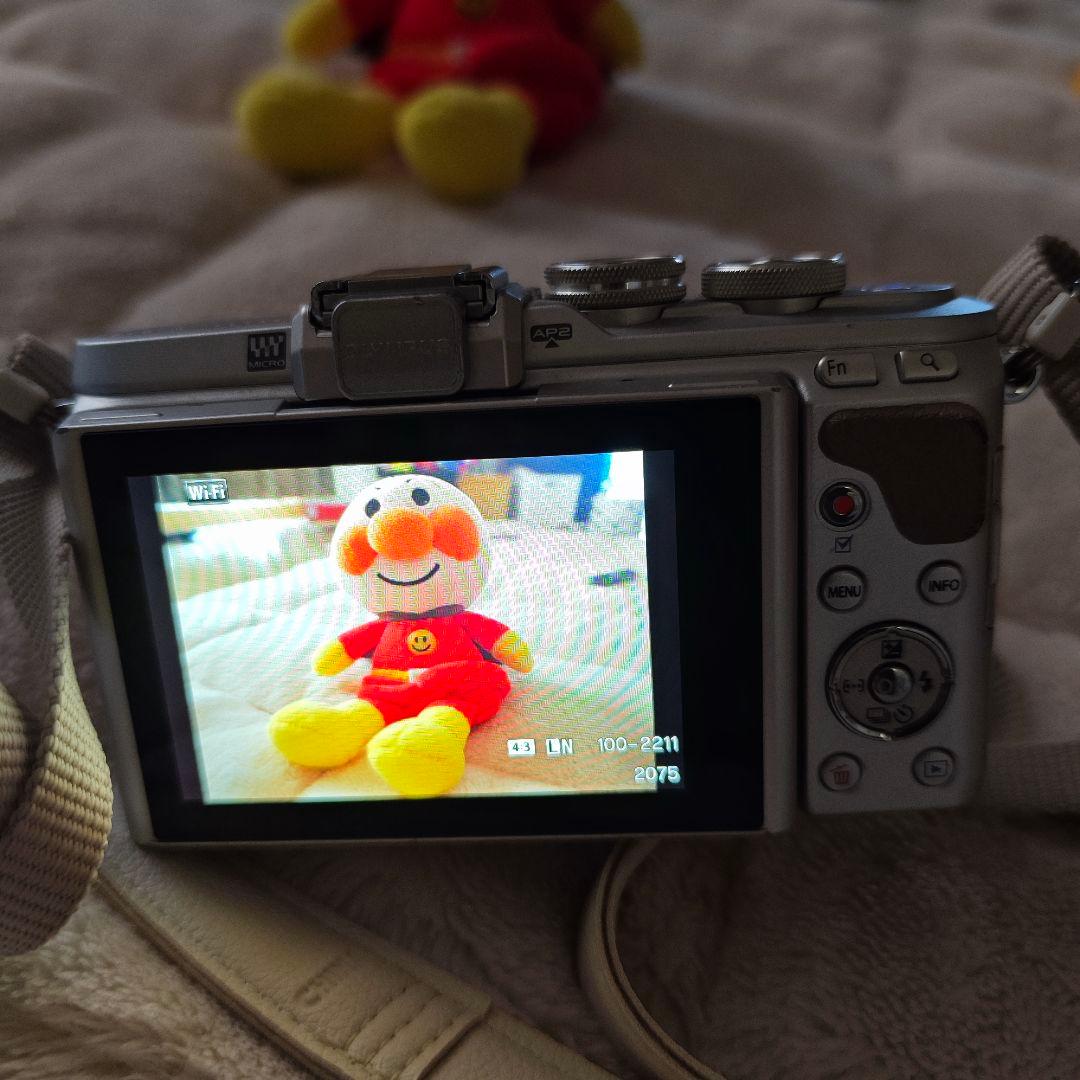 OLYMPUS ミラーレス一眼 E-PL8 ブラウン