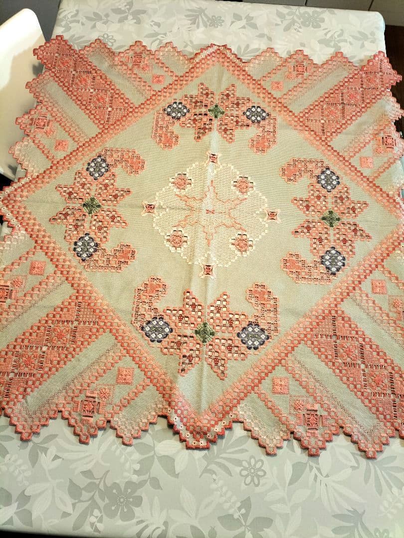 戸塚刺繍　テーブルクロス