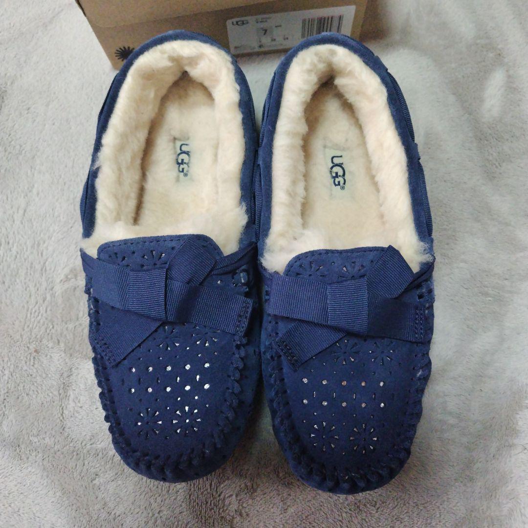 新品同様　UGG　アグ　リボン モカシン　24　サイズ7 スエード ネイビー