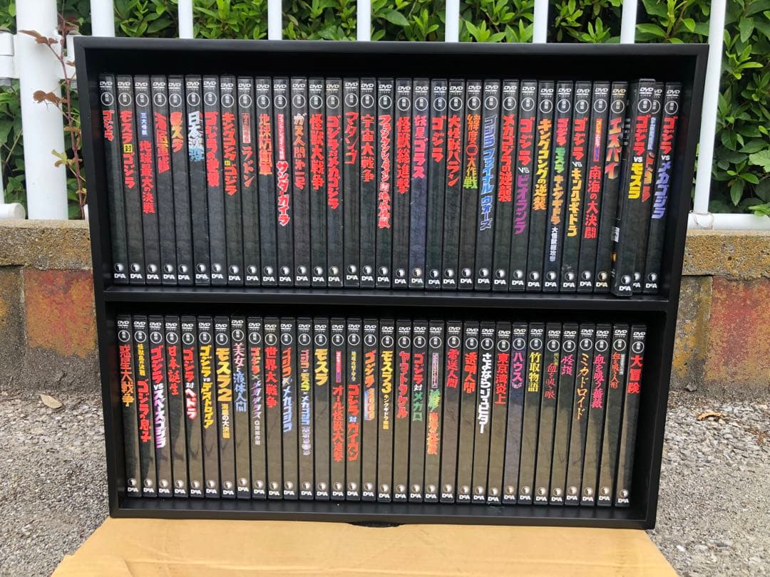 東宝特撮映画DVDコレクション全65巻専用ラック、解説冊子33冊付き