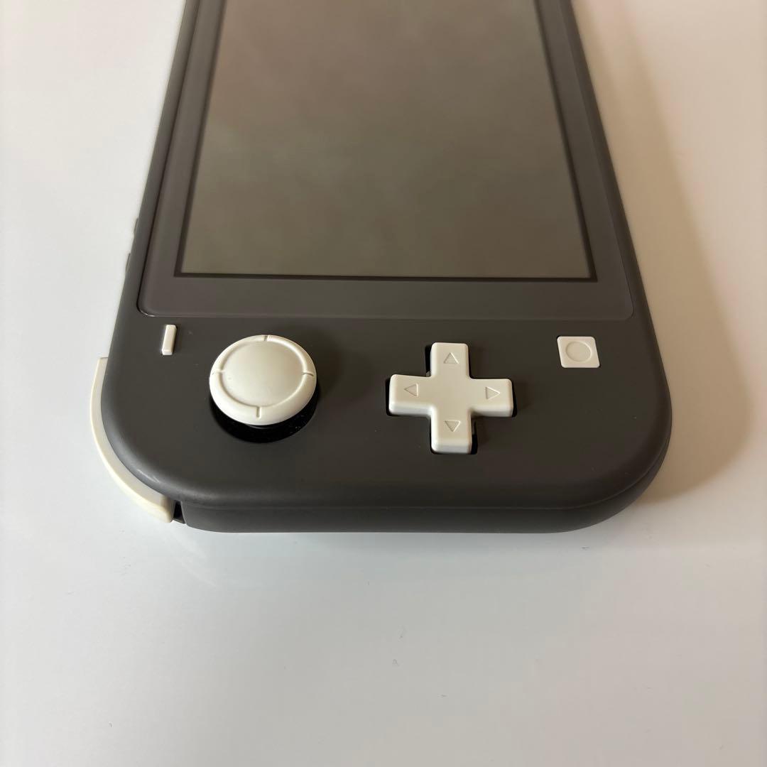 Switch right本体　グレー　充電器、ソフト、本体入れ物付き