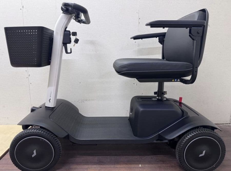 免許不要 電動車椅子 シニアカー WHILL Model S ホワイト
