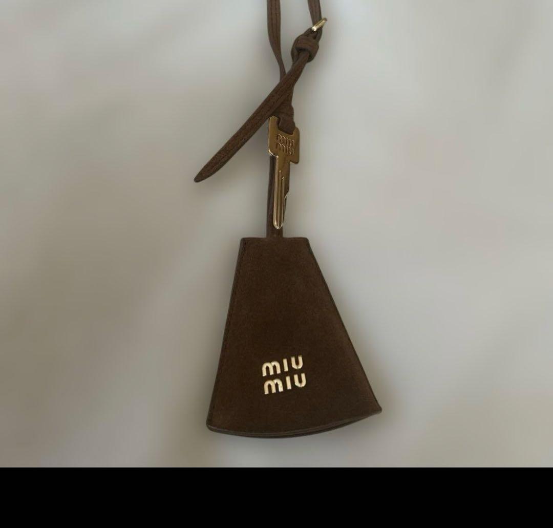 未使用★miu miu ミュウミュウ チャーム キーホルダー 茶 スエード