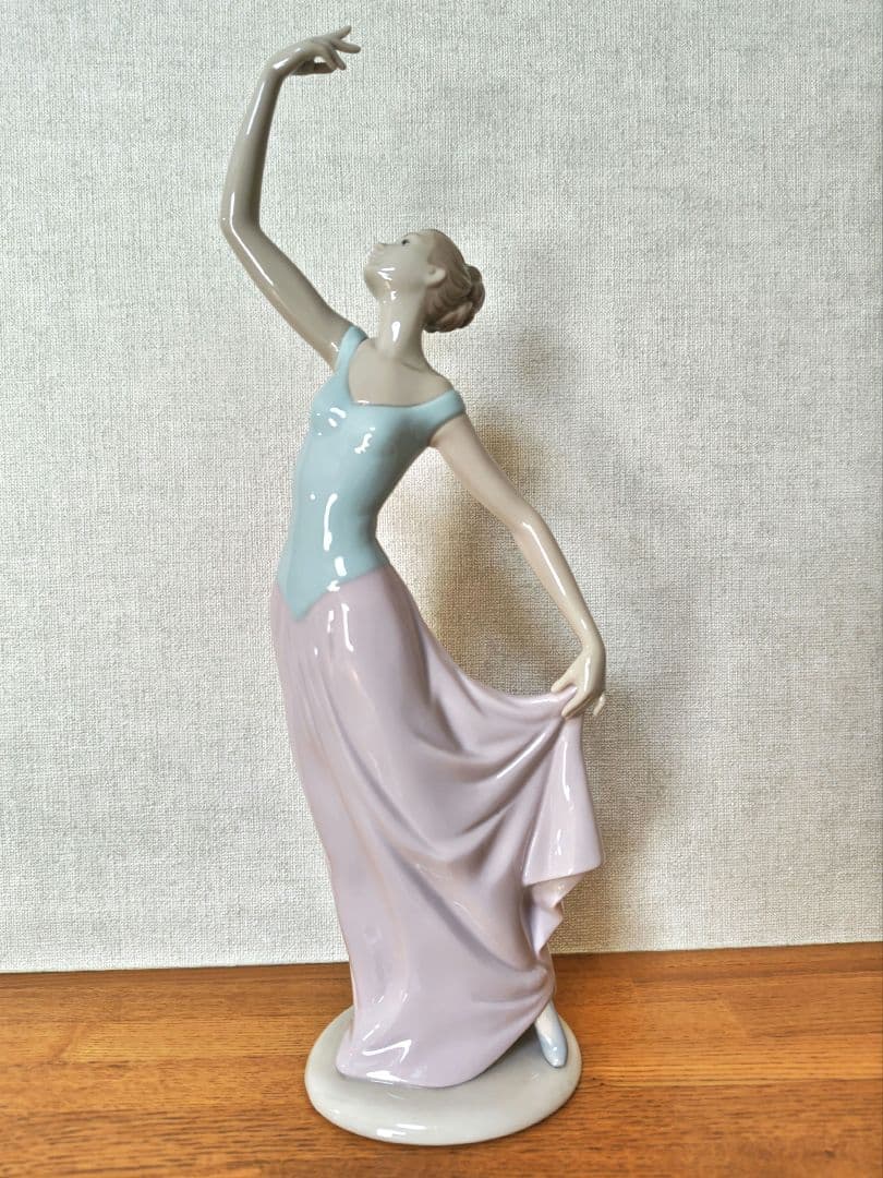 リヤドロ　ナオ　踊り終えて