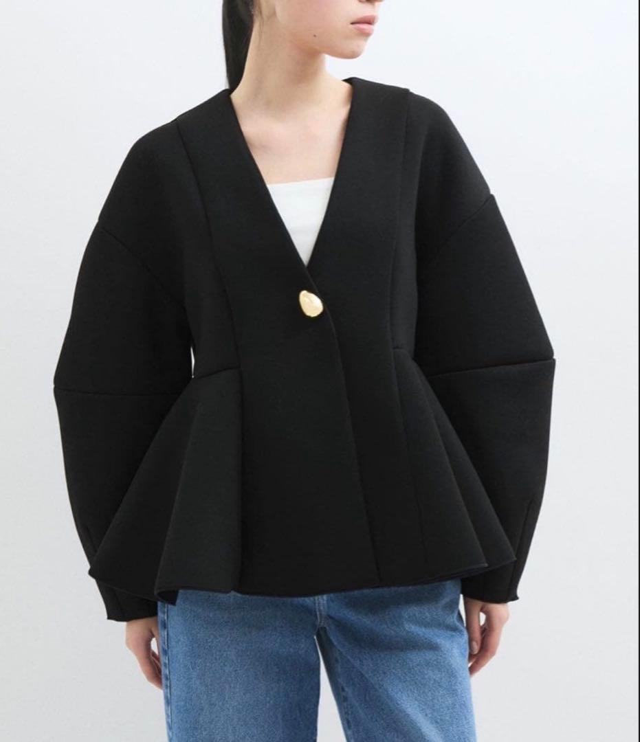 アダムエロペ　【洗える】エッグブローチ付きペプラムカーディガン