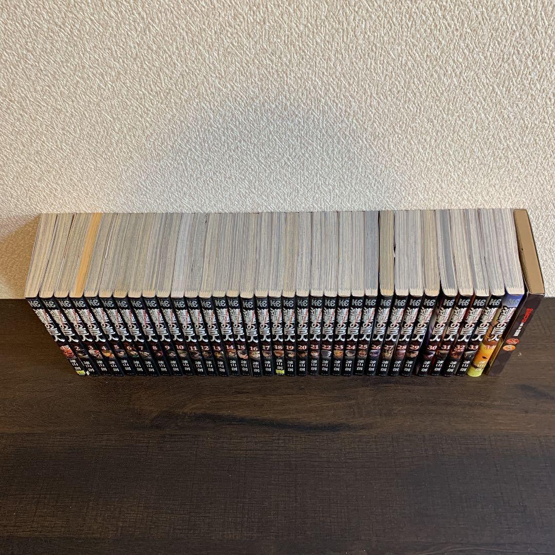 進撃の巨人 全巻セット　90mm缶バッチ付き