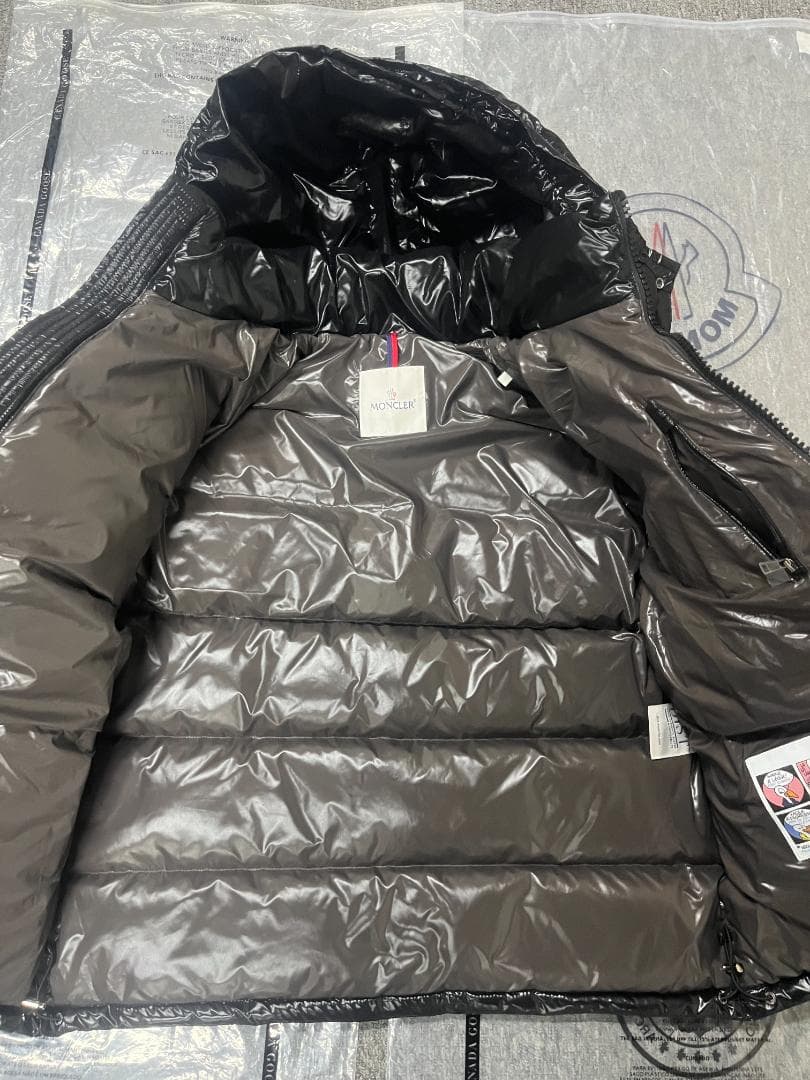 MONCLER ブラック フード付きダウンジャケット