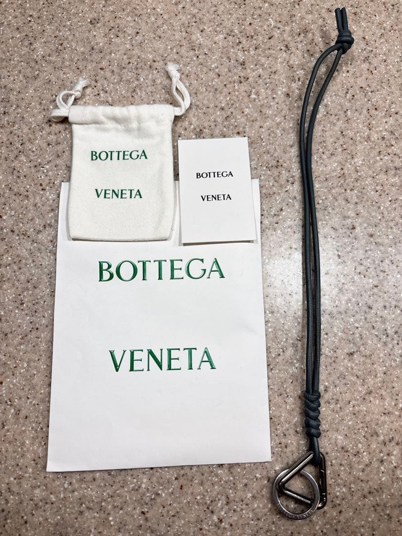 BOTTEGA VENETA グレー ネックキーホルダー トライアングル
