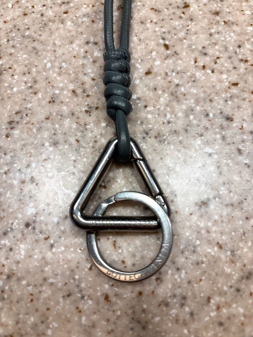 BOTTEGA VENETA グレー ネックキーホルダー トライアングル