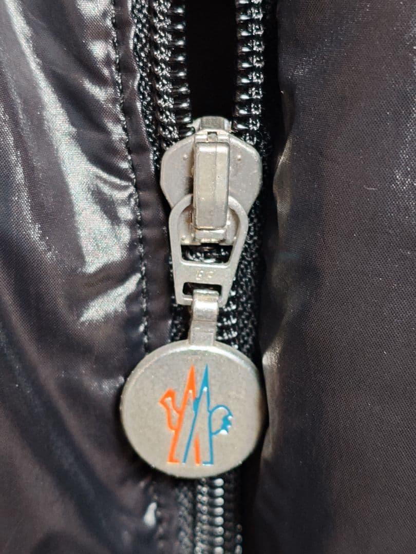 MONCLER ブラック ダウンジャケット G32-003