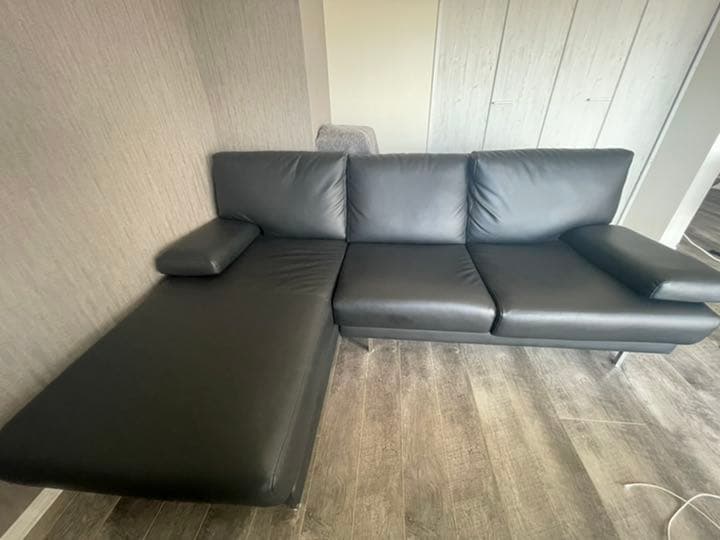 こ*じ様 シンプルでモダンなデザインのカウチソファ